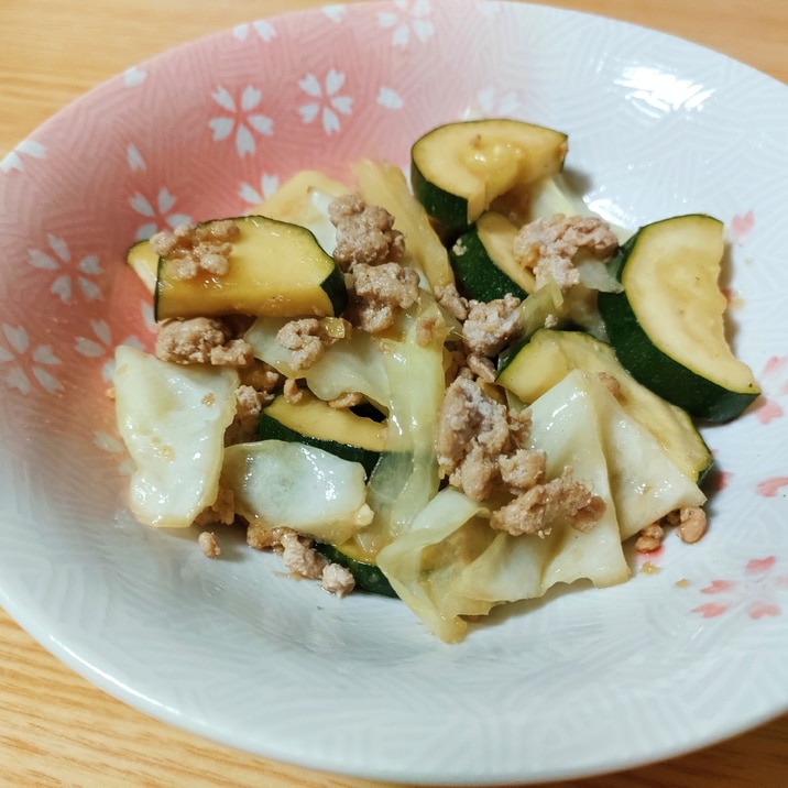 キャベツとズッキーニと豚ひき肉の生姜炒め